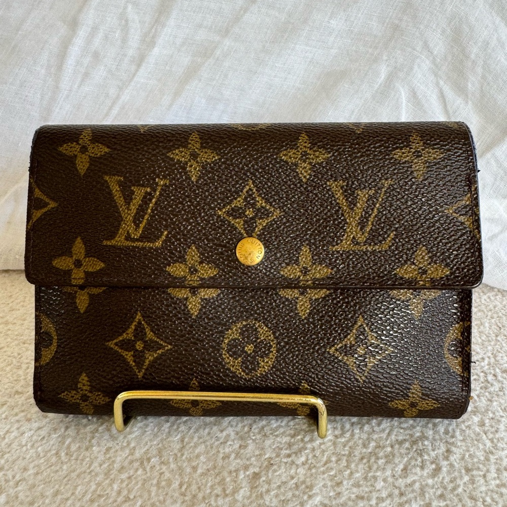Louis Vuitton Monogram Porte Tresor Etui Papiers
Trifold Wallet- to purse